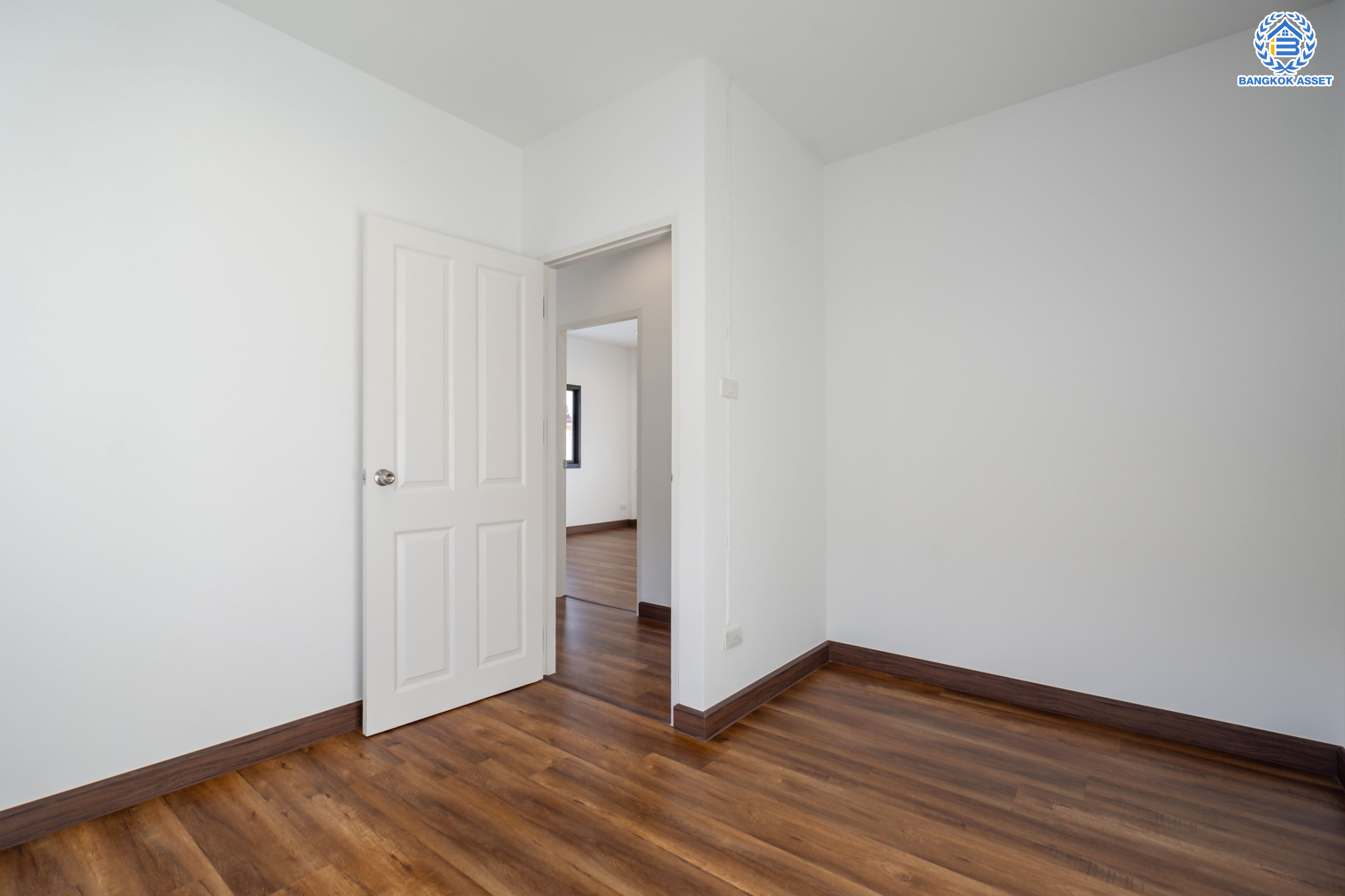 บ้านมือสองตกแต่งใหม่ ม.ซื่อตรง รัตนาธิเบศร์ หลังมุม หน้าโครงการติดรถไฟฟ้า "สถานีไทรม้า"!! เนื้อที่ 34 ตร.ว. ฟังก์ชัน 3 ห้องนอน 3 ห้องน้ำ 1 ห้องอเนกประสงค์ 1 ที่จอดรถ เชื่อมต่อได้หลายเส้นทาง ใกล้ เซ็นทรัลรัตนาธิเบศร์ และทางด่วน "งามวงศ์วาน"